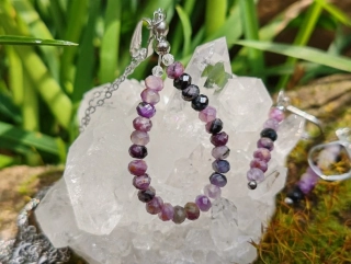 "Hvězdný prach" Velejemný náhrdelník s přírodním čaroitem a křišťálem