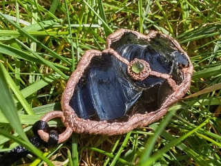 Měděný amulet "Květ v temnotě" – Surový obsidián & Olivín (Galvanoplastika)