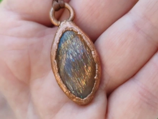 "Zář Sluneční Galaxie" - amulet se slunečním kamenem Rainbow lattice sunstone
