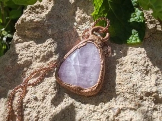 "Něžná Strážkyně Srdce" amulet Kunzit galvanoplastika