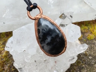 "Pevnost v Bouři" Amulet Černý turmalín v křemeni galvanoplastika