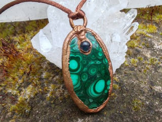 "Strážce Vnitřní Proměny" Amulet Malachit & Ametyst galvanoplastika