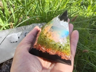 "Světlo a Ochrana" Orgonitová pyramida – Opalit, Turmalín a Šungit