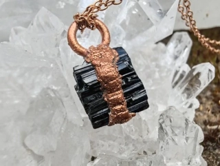 Přívěsek galvanoplastika „Černá hvězda“ – Surový černý turmalín na řetízku rose gold