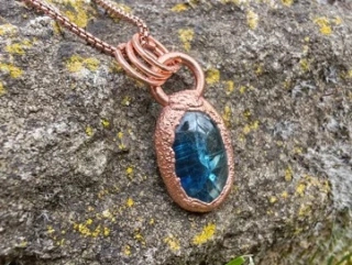 Přívěsek galvanoplastika „Paprsek nebeského klidu“ – Sytě modrý disthen (kyanit) v zářivé mědi a rose gold