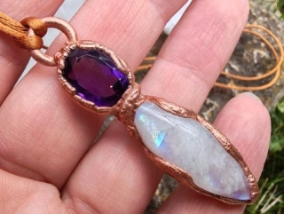 Přívěsek galvanoplastika „Amulet Měsíční Bohyně“ Broušený ametyst a duhový měsíční kámen v zářivé mědi
