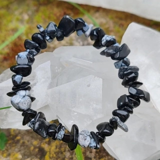 Minerální náramek Vločkový obsidián (sekané zlomky 4–8 mm) – „Ochranný štít a zrcadlo vnitřního klidu“