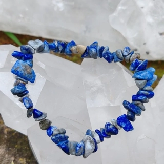 Minerální náramek Lapis lazuli (sekané zlomky 4–8 mm) – „Královská moudrost, hlas pravdy a duchovní ochrana“
