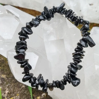 Minerální náramek Černý obsidián (sekané zlomky 4–8 mm) – „Hluboké zrcadlo pravdy, uzemnění a neprostupný ochranný štít“