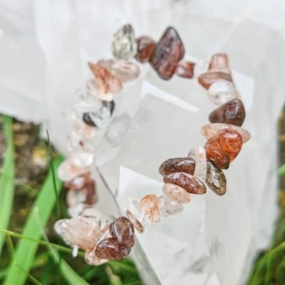 Minerální náramek Super 7 (sekané zlomky 4–8 mm) – „Vysokovibrační krystal transformace, duchovní probuzení a celostní léčení“
