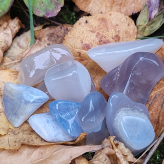 Tromlovaný krystal Krajkový chalcedon – Listopadový průvodce klidem